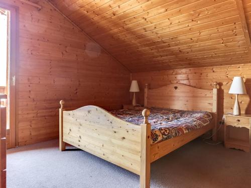 a bedroom with a bed in a log cabin at Chalet de charme 10 pers. à Vallandry, balcon, cheminée, WiFi - FR-1-411-499 in Landry