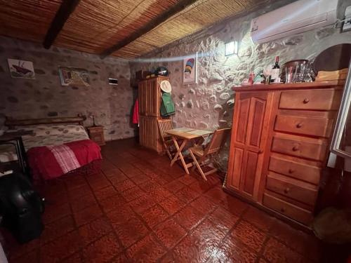 um quarto com uma cama e uma mesa num quarto em CABAÑAS VILLA HUACO em El Huaco