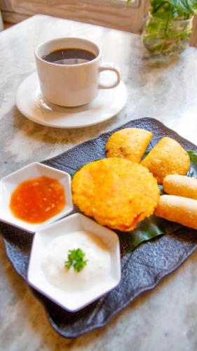 um prato de comida e uma xícara de café em Hotel Casa Canabal by Faranda Boutique em Cartagena de Indias