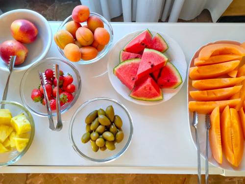 einen Tisch mit Schalen aus Obst und Gemüse in der Unterkunft Hotel Tre Corone in Garda