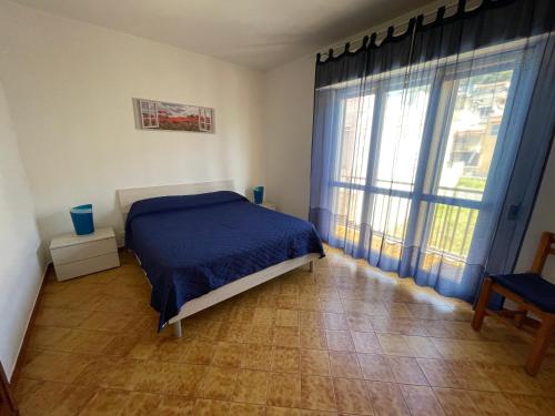 ガリポリにあるAppartamenti Antonaci 2のベッドルーム1室(ベッド1台、大きな窓付)