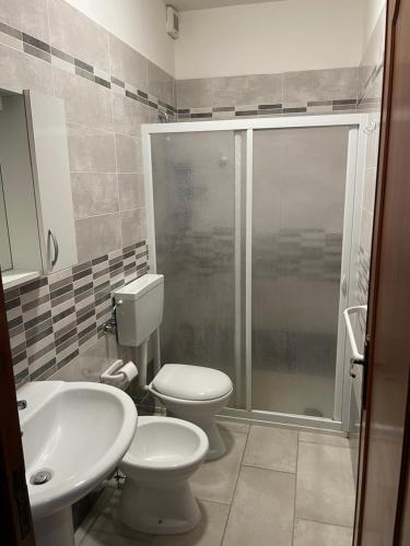 ガリポリにあるAppartamenti Antonaci 2のバスルーム(シャワー、トイレ、シンク付)