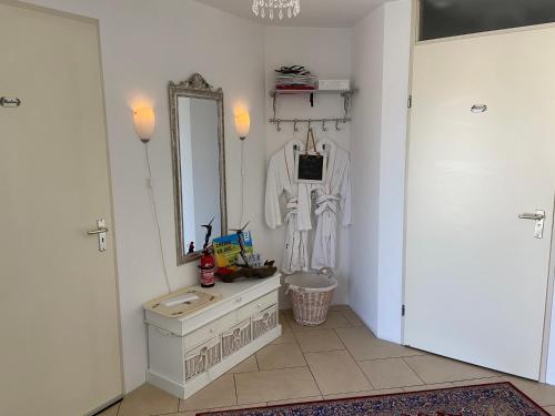 bagno con lavandino e specchio di Guest House Open Doors ad Almere