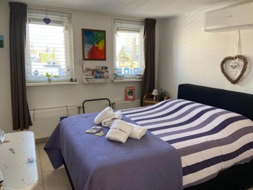 una camera da letto con un letto e due asciugamani di Guest House Open Doors ad Almere