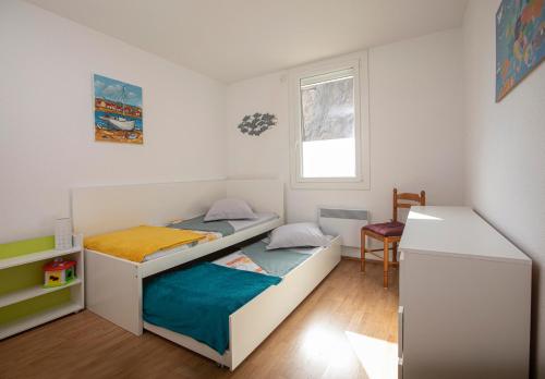 Ένα ή περισσότερα κρεβάτια σε δωμάτιο στο Appartement T3 Traversant Résidence Standing Garage et Piscine Extérieure GRATUITS