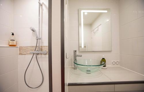 y baño con ducha con lavabo de cristal. en Appartement T3 Traversant Résidence Standing Garage et Piscine Extérieure GRATUITS en Sète