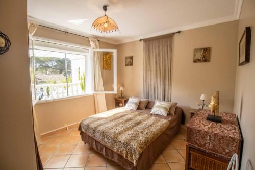 Ένα ή περισσότερα κρεβάτια σε δωμάτιο στο Superbe villa accès direct plage