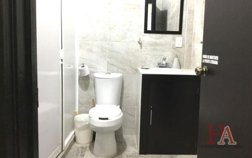 La salle de bains est pourvue de toilettes et d'un lavabo. dans l'établissement Hospedaje Aldana - Habitación ACUA zona centro, à Tuxpan
