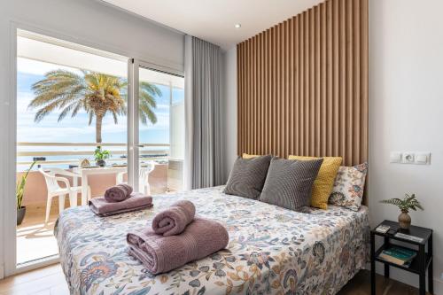 sypialnia z łóżkiem z ręcznikami w obiekcie Beach front holiday studio w mieście Fuengirola