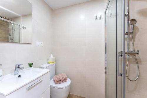 W łazience znajduje się prysznic, toaleta i umywalka. w obiekcie Beach front holiday studio w mieście Fuengirola