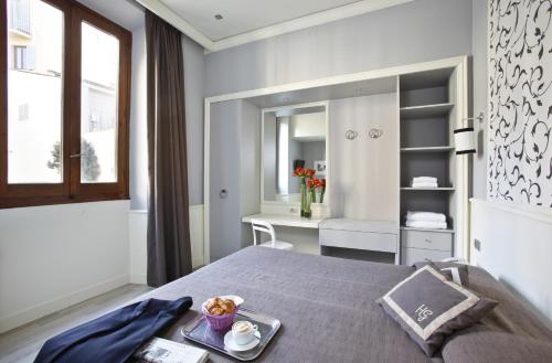 a bedroom with a bed with a mirror and a desk at Hotel Golf in Florence