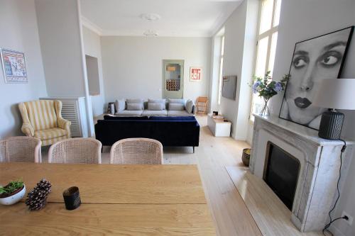 un salon avec un canapé et une cheminée dans l'établissement FOUR BEDROOMS/SEA VIEW, à Cannes