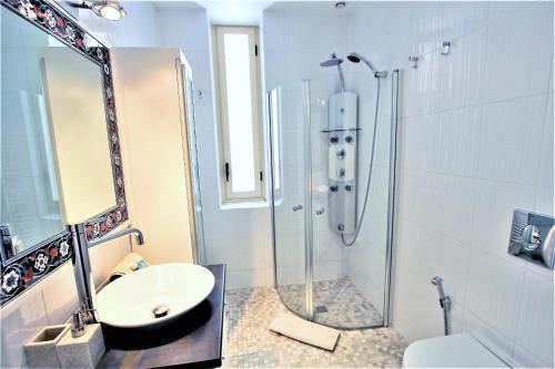 une salle de bain avec une douche, un lavabo et des toilettes dans l'établissement FOUR BEDROOMS/SEA VIEW, à Cannes
