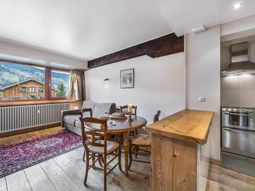 une cuisine et un salon avec une table et un canapé dans l'établissement Appartement Charmant 2 Pièces, Centre de Megève, 3 Pers., Garage, 3 Étoiles - FR-1-453-106, à Megève