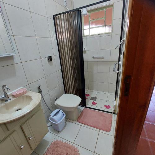 La salle de bains est pourvue d'une douche, de toilettes et d'un lavabo. dans l'établissement Recanto Panapaná - suítes, à Águas de São Pedro