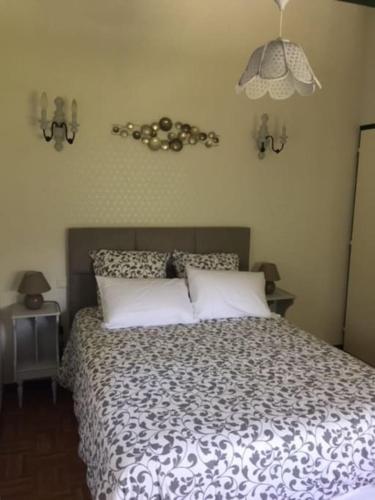 une chambre avec un lit avec une couette noire et blanche dans l'établissement Appartement 2 personnes avec terrasse/balcon, à Bardos