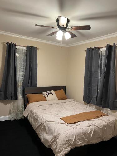 a bedroom with a bed and a ceiling fan at Don cozy in Saint Albans