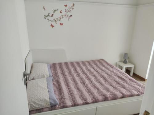 a bedroom with a bed with a purple comforter at Casa vacanza Giovanna in Ortona