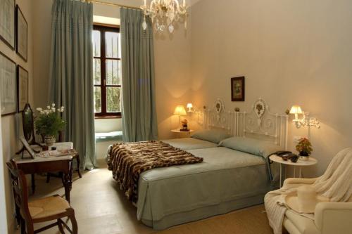 A bed or beds in a room at Casa Viña de Alcántara