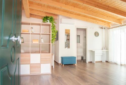 een kamer met een boekenplank en een deur bij Dépendance 6 in Salerno