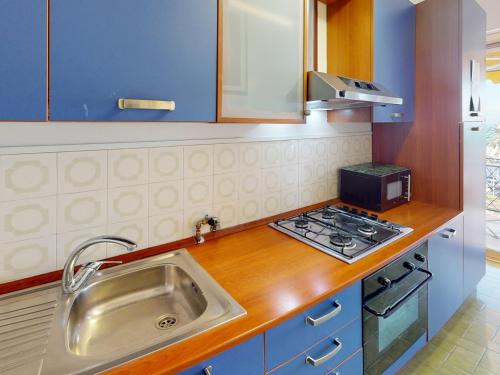 une cuisine avec un évier et une cuisinière dans l'établissement Studio climatisé avec terrasse face mer à Menton - FR-1-196-208, à Menton