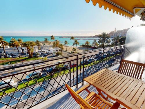un balcon avec un banc et une vue sur l'océan dans l'établissement Studio climatisé avec terrasse face mer à Menton - FR-1-196-208, à Menton
