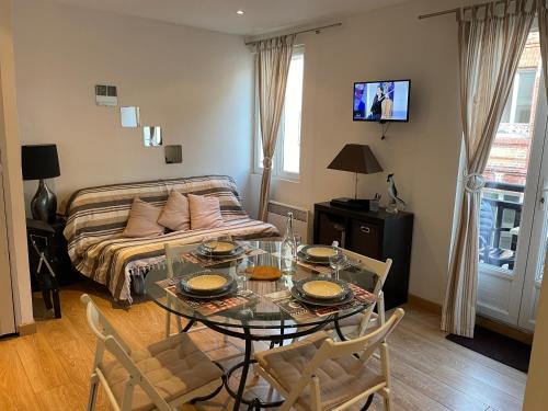 un salon avec une table et un canapé dans l'établissement Chant Marin, à Villers-sur-Mer