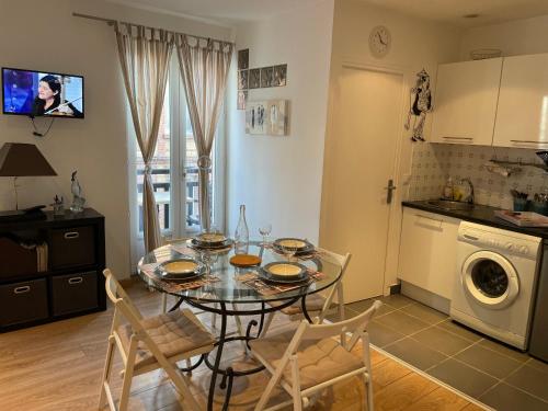 une cuisine et une salle à manger avec une table et des chaises dans l'établissement Chant Marin, à Villers-sur-Mer