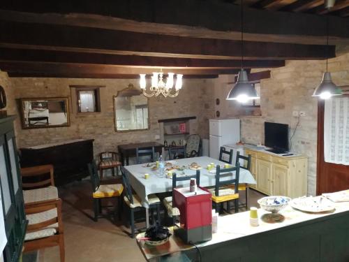 cocina y comedor con mesa y sillas en San Rocco Affittacamere en San Severino Marche