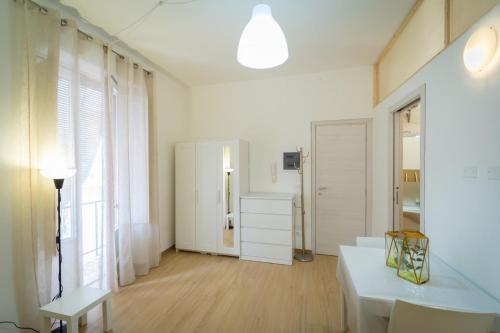 a white room with a table and a dresser at Meraviglioso Relax in Grammichele