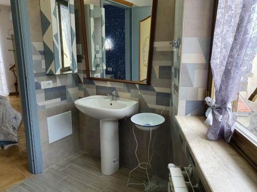 y baño con lavabo y espejo. en La Castellana, en Civita