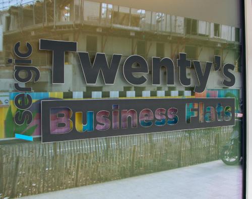 una señal en la ventana de una tienda en Twenty Business Flats Asnières-sur-Seine en Asnières