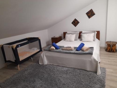 ein Schlafzimmer mit einem großen Bett mit blauen Kissen in der Unterkunft Open Home - Lisbon/Almada in Almada