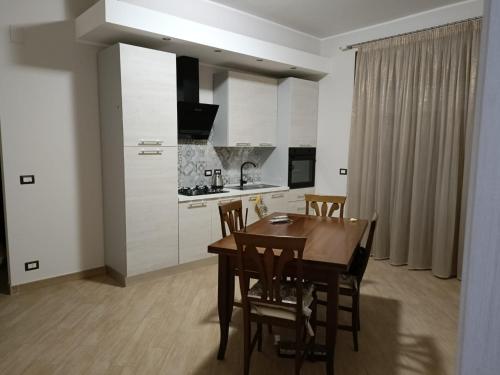 uma cozinha e sala de jantar com mesa e cadeiras em #Butterfly# em San Filippo del Mela
