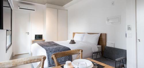 una camera d'albergo con letto, tavolo e sidro. di Studio funcional Parque Ibirapuera Itaim Bibi a San Paolo