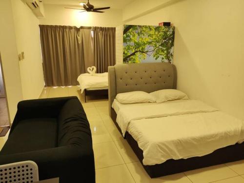 Cette chambre comprend 2 lits et un canapé. dans l'établissement HB1516- Two queen bed-Wifi-Netflix- Parking- Cyberjaya, 3056, à Cyberjaya
