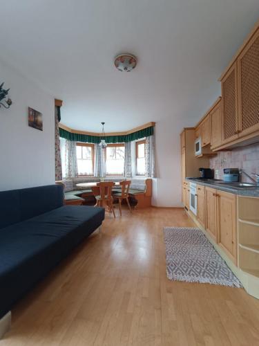 uma ampla sala de estar com um sofá e uma cozinha em Prandhof em Pfarrwerfen