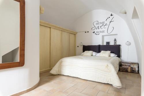 a bedroom with a bed and a sign that says flow quick home at La Terrazza del Marinaio in Ostuni