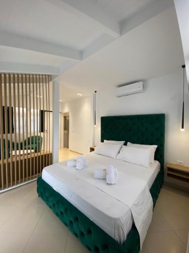 1 dormitorio con 1 cama grande y toallas. en Qeparo Napolon Complex, en Qeparo