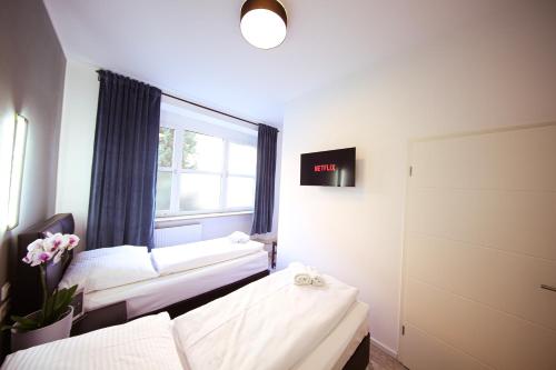 Postel nebo postele na pokoji v ubytování LUXOMES: Aparthotel Nürnberg Zentrum Süd