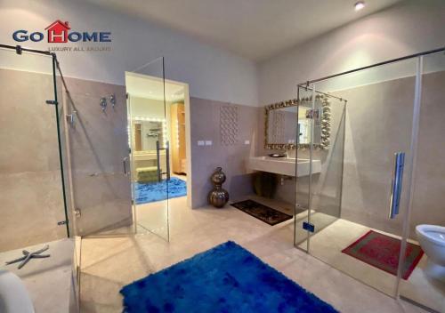 y baño con ducha acristalada y lavamanos. en Stylish 5B Room MB04@ New Marina en Hurghada