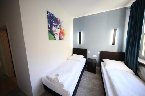 Postel nebo postele na pokoji v ubytování LUXOMES: Aparthotel Nürnberg Zentrum Süd