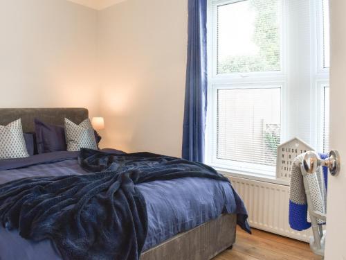 a bedroom with a bed with a blue blanket at Riverside Hideaway in Washington