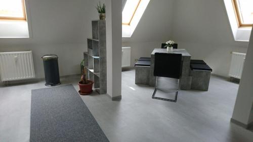 Habitación con mesa y sillas en un edificio en Ferienapartment-Loebau-Stadt-und-Messenah en Löbau