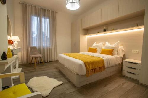 1 dormitorio con 1 cama grande con almohadas amarillas en Appartement T3 en villa, en Hendaya