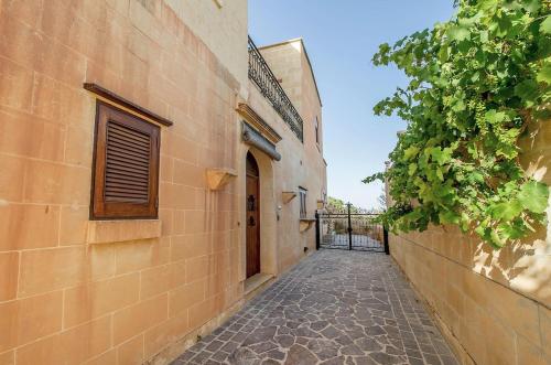 an alley in an old building with a door at LeVecca Village House 1 - Gladiola in Għasri