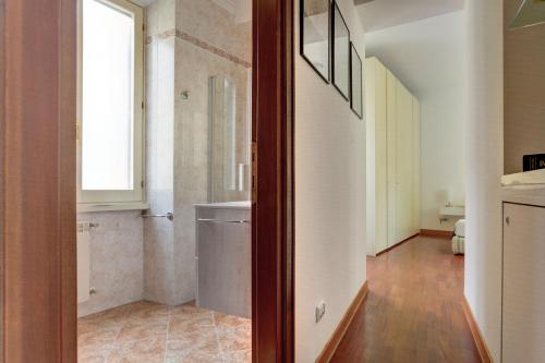 baño con lavabo y ventana en una habitación en Colosseo Green Park - Home and More, en Roma