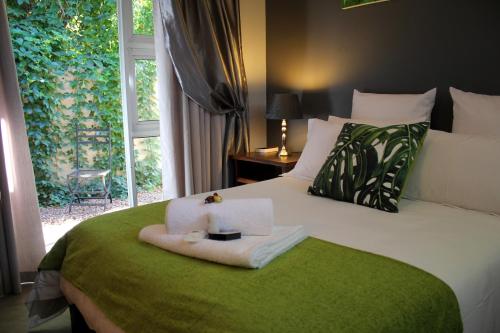 Cama ou camas em um quarto em Olive Tree B&B
