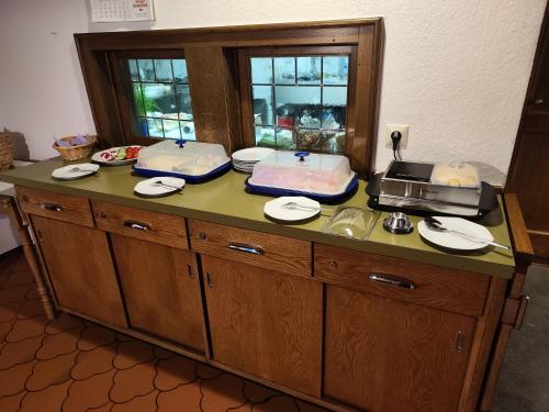 un bancone della cucina con due lavandini e piatti di Gasthof Kronprinzen Ellwangen a Ellwangen