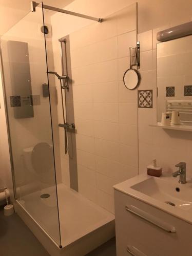 Ένα μπάνιο στο Hôtel Le Cerizay